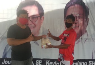 Tim relawan membagikan bantuan sembako kewarga