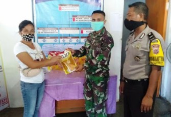 Babinsa dan Babinkantibmas Winenet Satu saat ikut salurkan bantuan