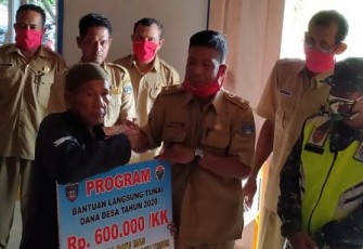 55 KK Desa Batu Mas OKU Timur Terima BLT Dana Desa