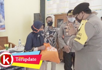 Polres Batang Bagikan 200 Paket Sembako ke Warga Kurang Mampu Terdampak Covid-19