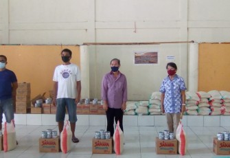 Warga kelurahan Girian weru dua terima bansos semabako tahap tiga dengan tetap menggunakan protokol kesehatan