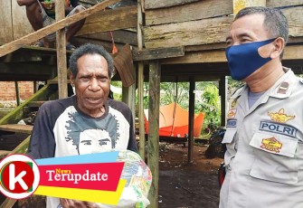 Polsek Ayamaru Bagikan Bantuan ke Warga Terdampak Covid-19