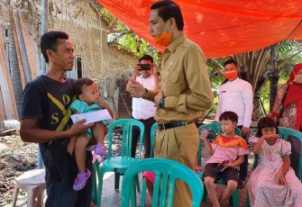Bupati Kaur Gusril Pausi Berikan Bantuan Warganya Yang Menjadi Korban Kebakaran 
