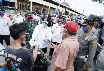 Bupati membagikan masker kepada masyarakat