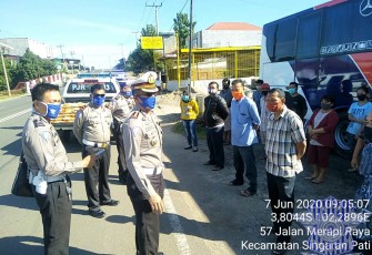 Polda Bengkulu Beri Penyuluhan dan Edukasi Serta Bantuan ke sejumlah sopir dan kernet bus