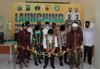 Bupati Rijanto ketika Mamotong Tali Penanda Launching Pondok Pesantren Tangguh Semeru di Ponpes Mambaus Shalihin 2 Blitar
