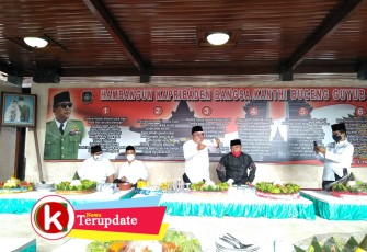 Walikota Blitar Santoso saat Mamotong Tumpeng Kenduri Haul Bung Karno ke- 50 (foto: Faisal NR / Klikwarta.com) 