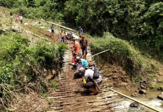 Bhabinkamtibmas Polsek BI Polda Bengkulu Bantu Pembangunan Jembatan