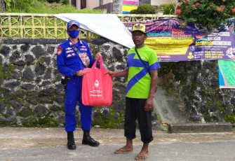 Satpolairud Bagi 100 Sembako di Desa Tanjung Dua