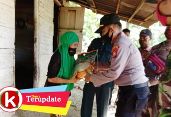 Kapolsek Ipda E H Purba SH MH didampingi Bhabinkamtibmas bersama Babinsa saat salurkan bantuan secara langsung ke warga terdampak Covid-19