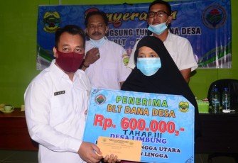 Wakil Bupati Hadiri Penyerahan BLT-DD Tahap III Desa Limbung