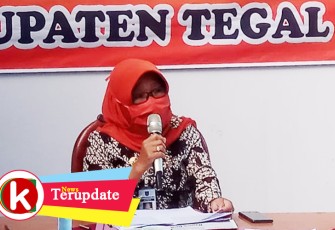 Bupati Umi Azizah ketika konferensi pers di posko gugus tugas penanggulangan covid-19