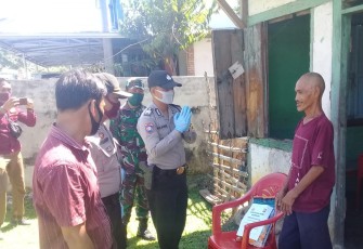 Polsek Kaur Selatan Salurkan Bantuan Beras Polri ke Warga Terdampak Covid-19