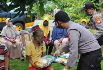 Polres Mukomuko Salurkan Bantuan 103 Karung Beras ke Masyarakat Terdampak Covid-19