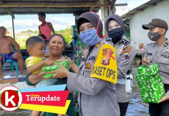 anggota polri bagikan nasi kotak ke warga terdampak