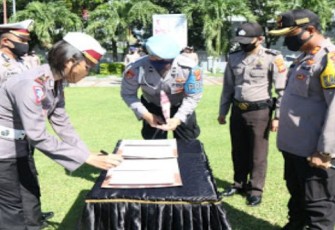 Kapolres Bitung menyaksikan penanda tanganan Serah terima jabatan