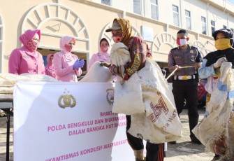 Polda Bengkulu dan Bhayangkari Bagikan Beras Kepada Pemulung dan Warga Sekitar Lingkar Barat