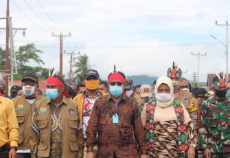 Bupati Disambut Warga SBB dengan Euforia