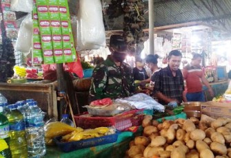 Babinsa saat pantau harga sembako di pasar winenet