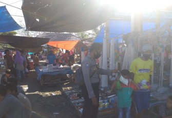 Bhabinkamtibmas Polres Benteng Polda Bengkulu Gelar Binluh di Pasar