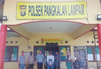 Tersangka (diborgol) saat diamankan