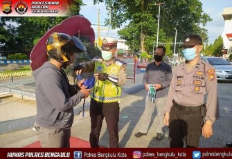 Polres Bengkulu Bagikan Masker Gratis