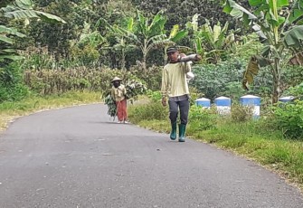 Warga Desa Ngepoh Sumbangkan Bambu untuk Pemasangan Umbul-umbul