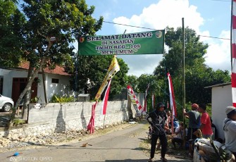 Pemasangan Spanduk dan Umbul-umbul Selamat Datang Selesai