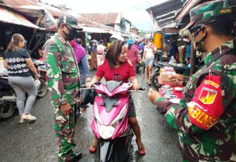 Pengunjung dan Pedagang Pasar Girian Yang Tak Gunakan Masker Ditegur Babinsa