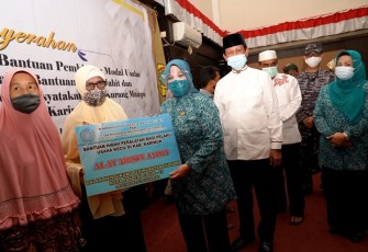 Plt Gubernur Kepri Serahkan Sejumlah Bantuan Kepada Masyarakat Karimun