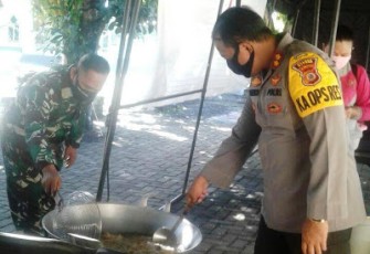 Babinsa Koramil 1310-01/Bitung Bahu Membahu Masak di Dapur Lapangan TNI-Polri