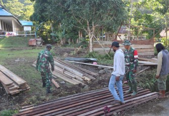 Satgas TMMD Kodim 1805/ Raja Ampat Bantu Warga Buat Jembatan