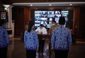 Bupati Haryanto mengambil sumpah PNS secara virtual 