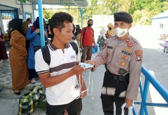 Polsek Senayang Bagikan Masker Kepada Masyarakat