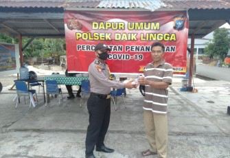 Polsek Daik Lingga Berbagi Makanan Dimasa Pandemi