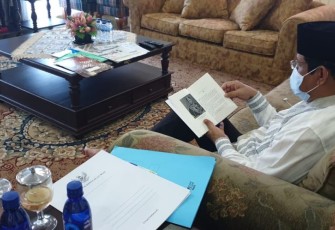 Gubernur Kepri H. Isdianto saat karantina mandiri
