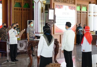 Bupati ketika mengambil sumpah 