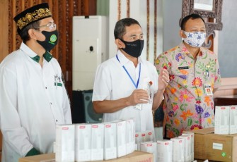 Bupati menyerahkan thermogun untuk dipergunakan seperlunya
