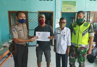 Polsek Seginim Kawal Penyaluran BLT Covid-19 di Desa Kembang Ayun
