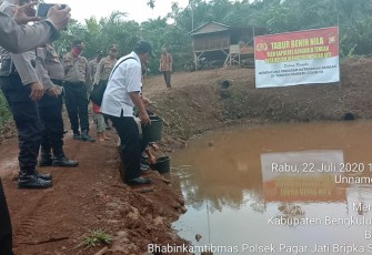 Polres Benteng Polda Bengkulu Gelar Kegiatan Tabur Benih Ikan