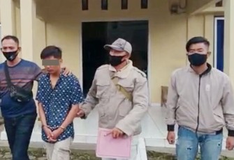 Tersangka (diborgol) saat diamankan