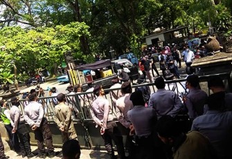 Aksi Aliansi Mahasiswa Tulungagung Indonesia (AMTI) di depan gedung DPRD Kabupaten Tulungagung