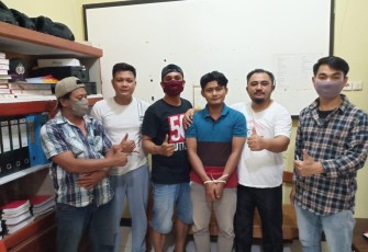 Tersangka (tangan diikat) saat diamankan