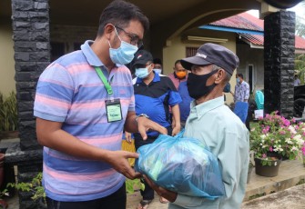 Bupati Bintan Apri Sujadi saat menyerahkan paket sembako ke salah satu warga