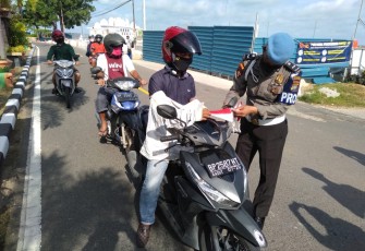 Polsek SBP Tanjungpinang Bagikan Bendera Kepada Pengendara