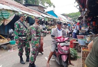 Babinsa saat pantau pasar
