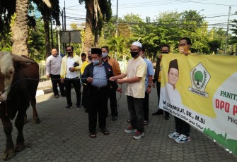 Golkar Jatim Potong 10 Ekor Sapi