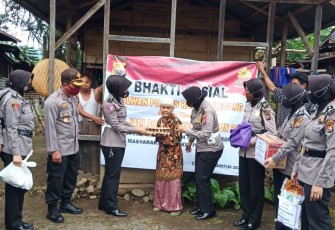 Polwan Polres RL Polda Bengkulu Baksos Donor Darah dan Bantu Warga Kurang Mampu
