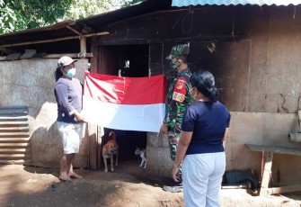 Babinsa Bagikan Bendera Merah Putih Kepada Warga Kurang Mampu