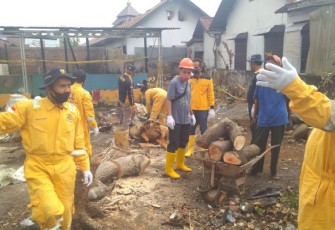 Proses Pembersihan Yang Dilakukan Oleh Dinas PUPR Kota Bengkulu di Rumah Korban Kebakaran 